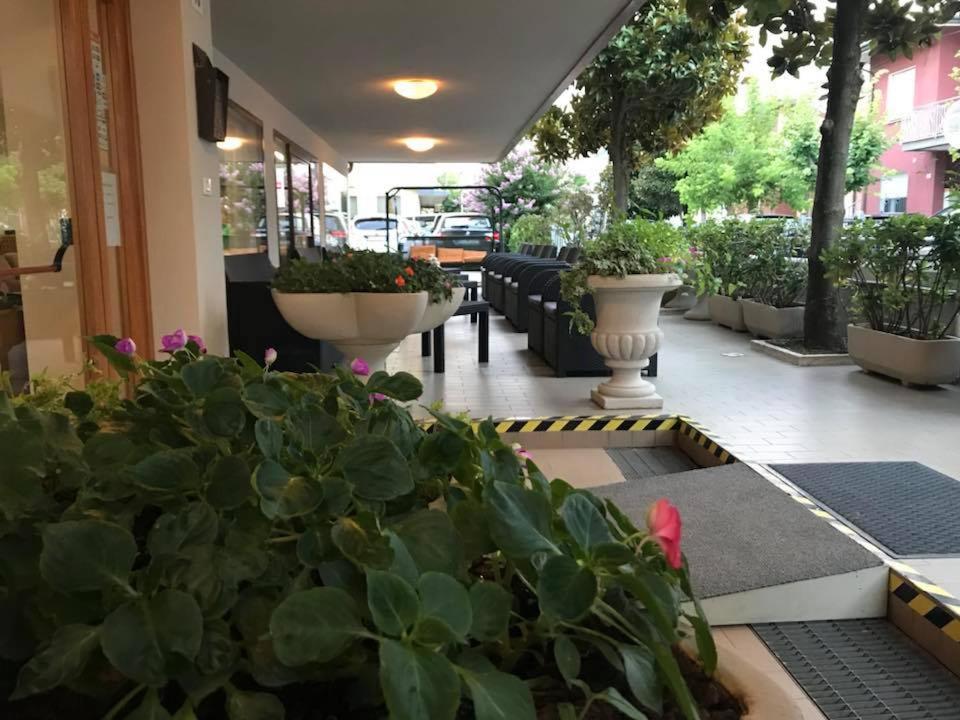 Hotel Glenn リミニ エクステリア 写真